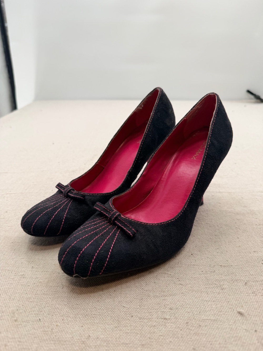 Go Max Classic Black Pump with Pink Lining